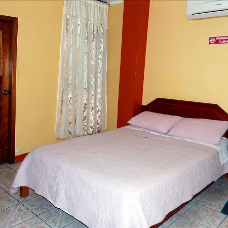 Hostal Leon Dormido Puerto Baquerizo Moreno Ngoại thất bức ảnh