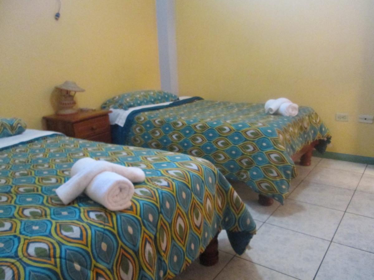 Hostal Leon Dormido Puerto Baquerizo Moreno Ngoại thất bức ảnh