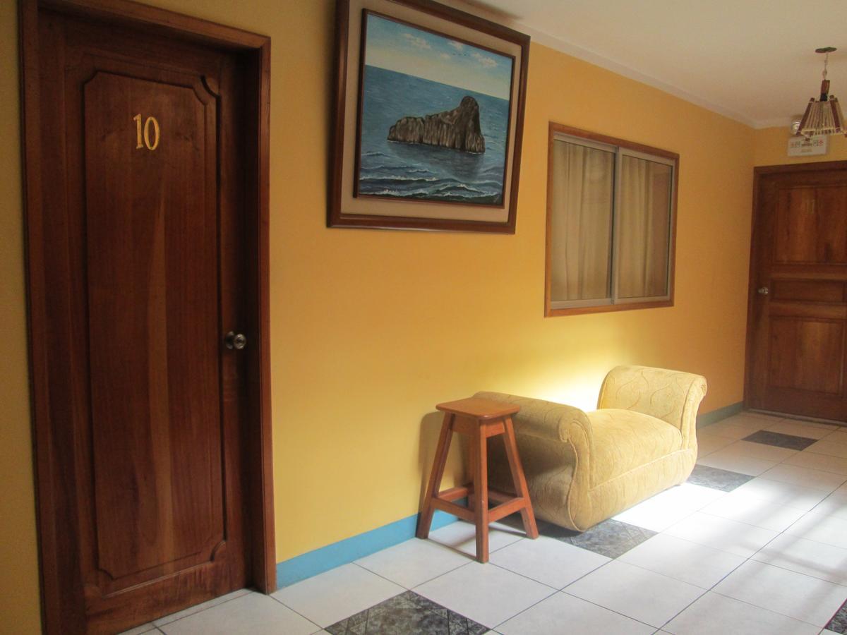 Hostal Leon Dormido Puerto Baquerizo Moreno Ngoại thất bức ảnh